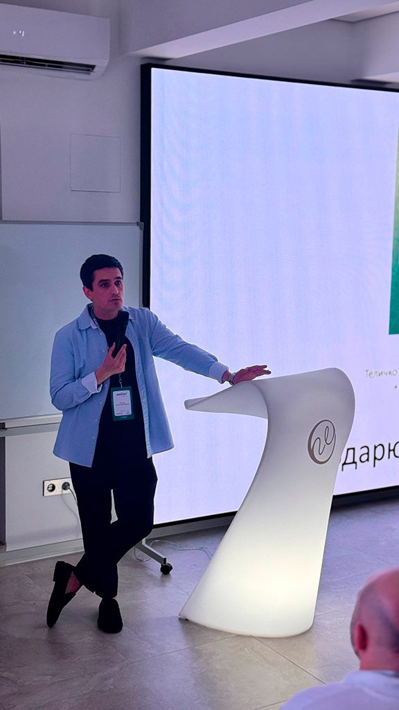 хирург выступает с докладом на InnFort Academy